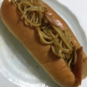 ピリ辛　焼きそばドッグ